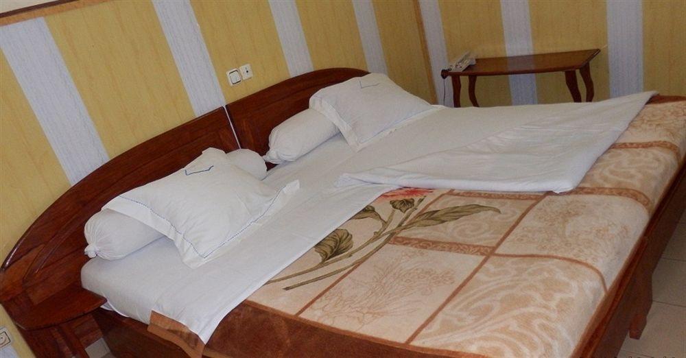 Hotel Santa Lucia Yaoundé Екстериор снимка