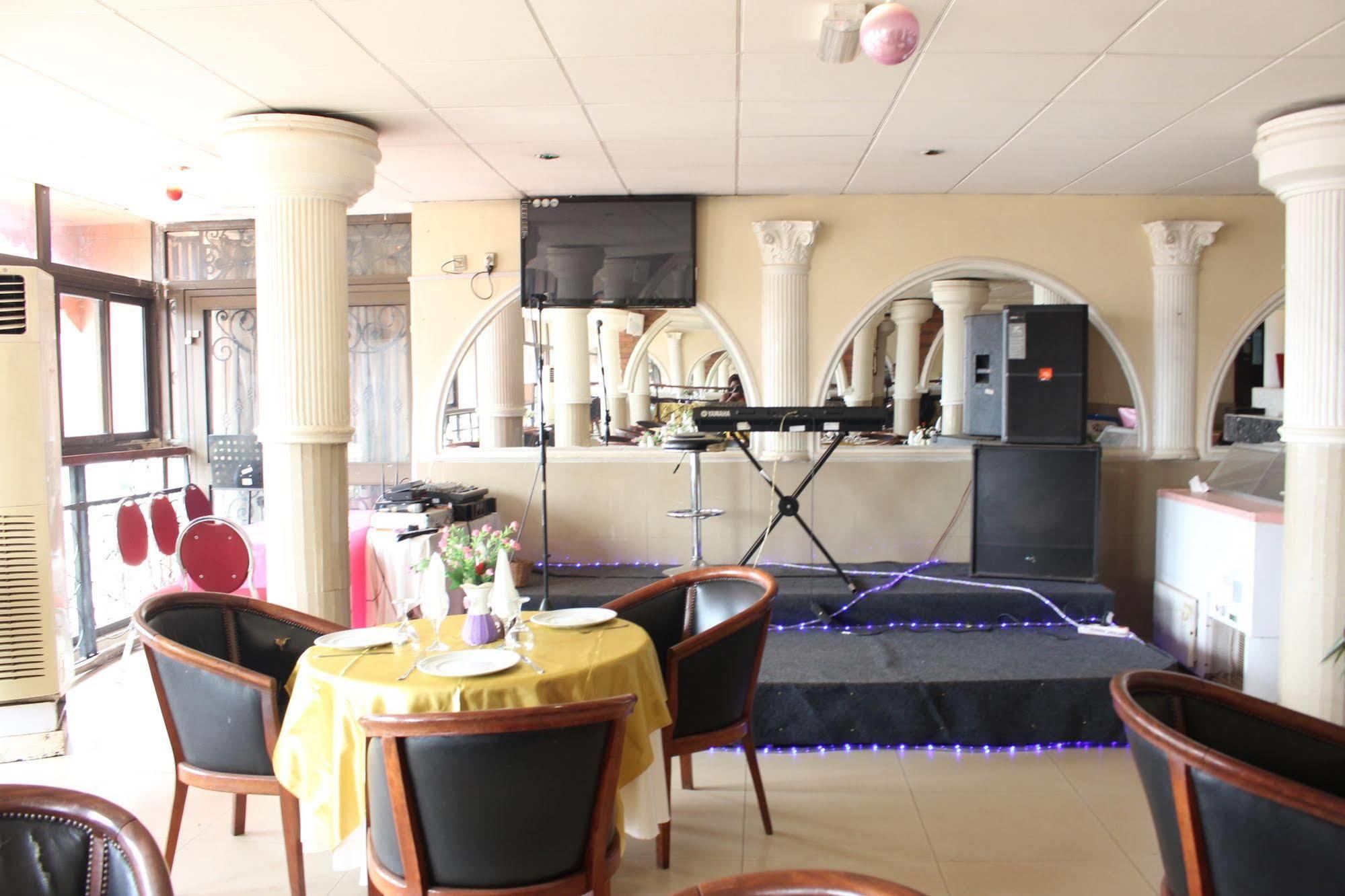 Hotel Santa Lucia Yaoundé Екстериор снимка