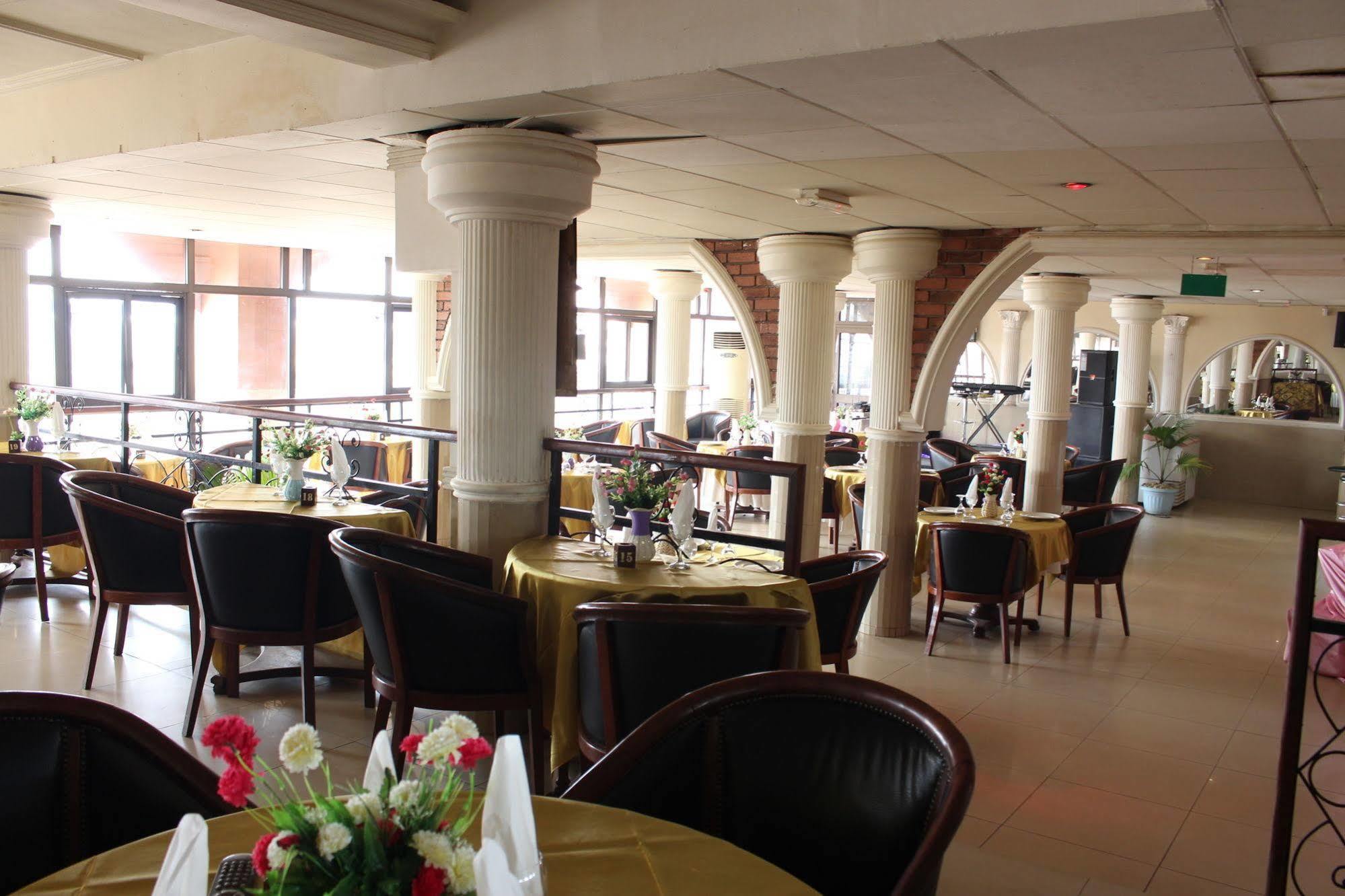 Hotel Santa Lucia Yaoundé Екстериор снимка