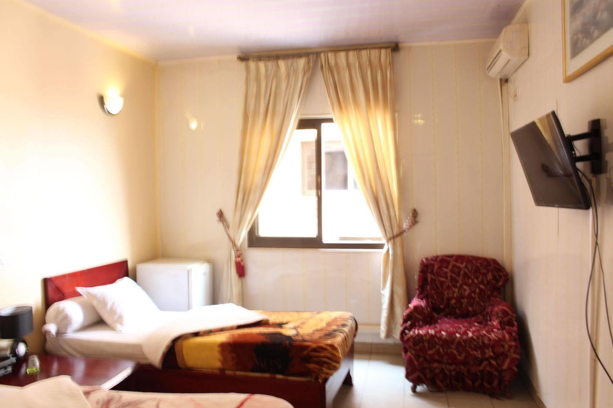 Hotel Santa Lucia Yaoundé Екстериор снимка