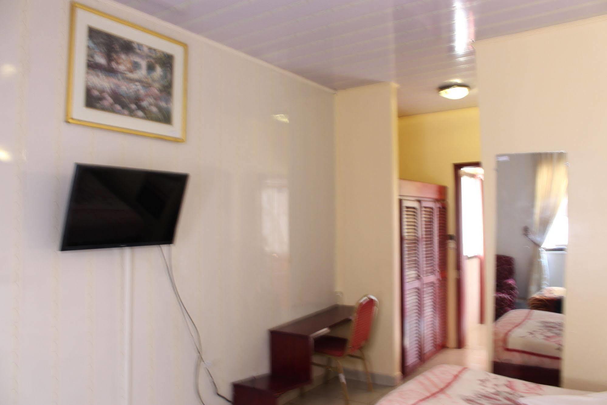Hotel Santa Lucia Yaoundé Екстериор снимка
