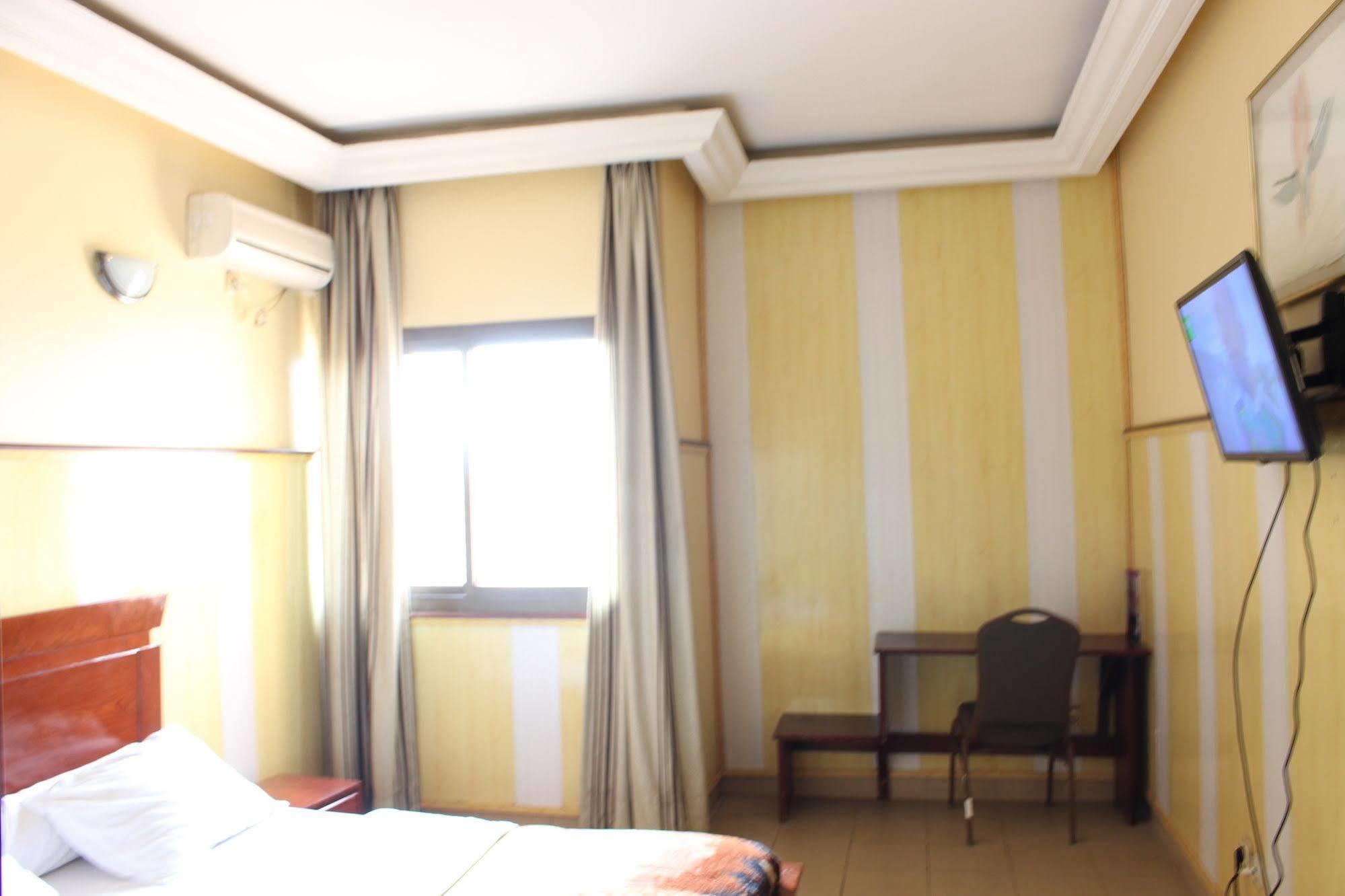 Hotel Santa Lucia Yaoundé Екстериор снимка