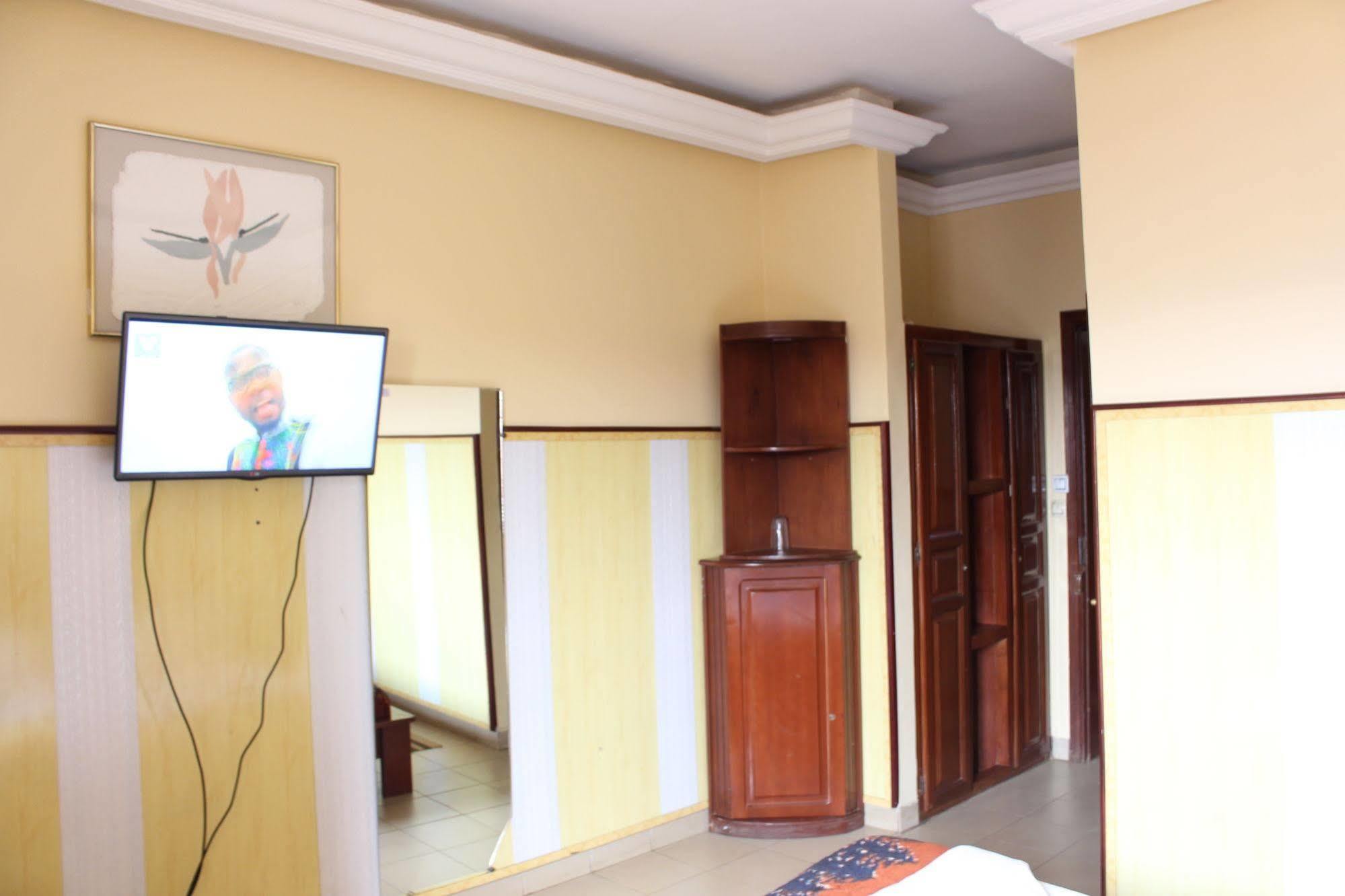 Hotel Santa Lucia Yaoundé Екстериор снимка