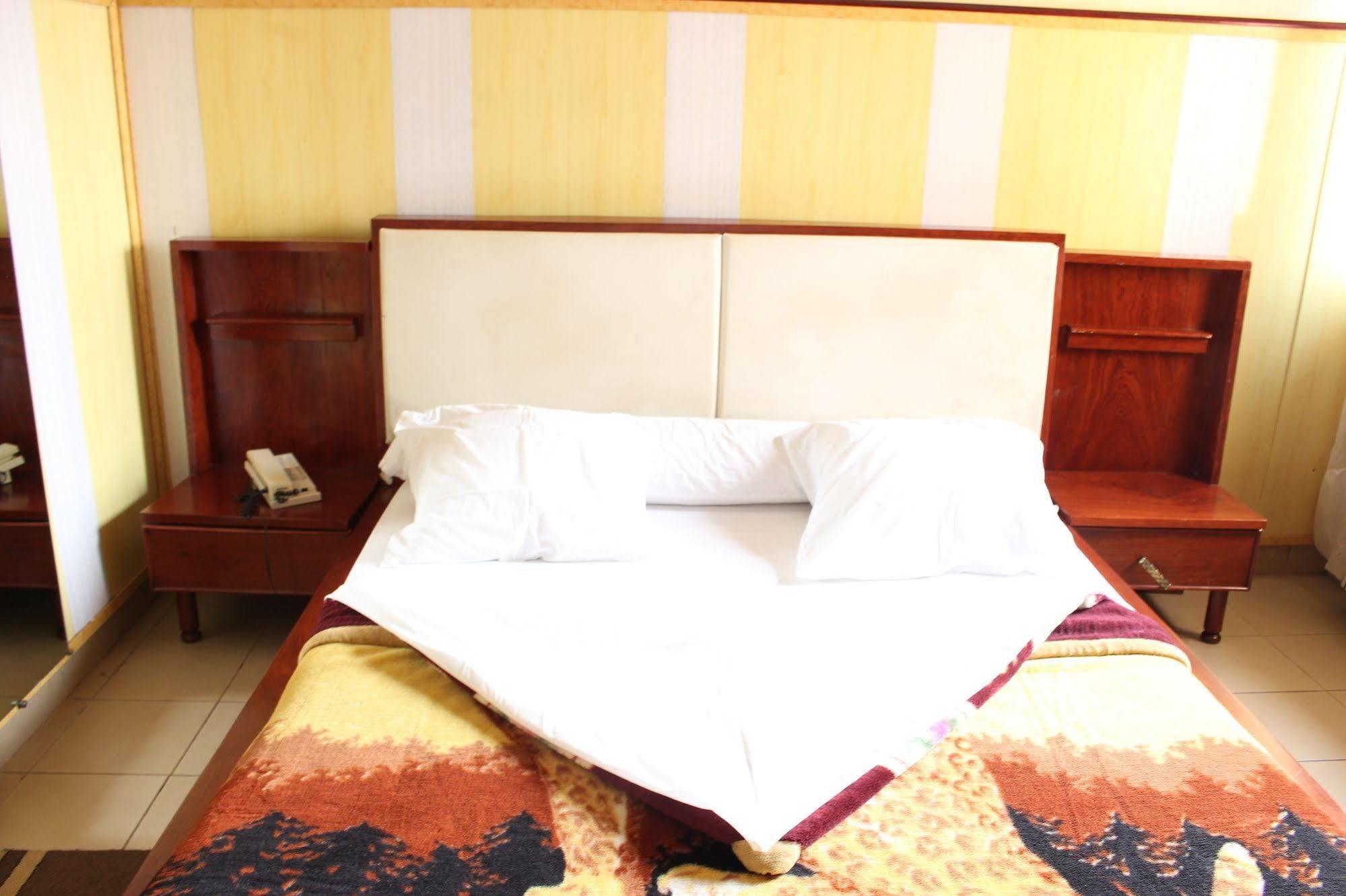 Hotel Santa Lucia Yaoundé Екстериор снимка